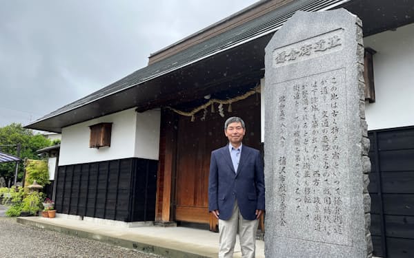 20年にわたる調査のきっかけとなった「鎌倉街道址碑」と筆者