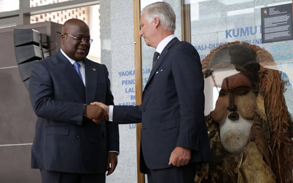 8日、コンゴの首都キンシャサの博物館でチセケディ大統領（左）と握手するベルギーのフィリップ国王=ロイター