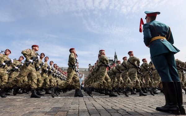 ウクライナで戦闘参加を拒否したロシア兵や隊員の存在が相次いで報じられた（５月、軍事パレードのリハーサルで行進する兵士）＝タス共同