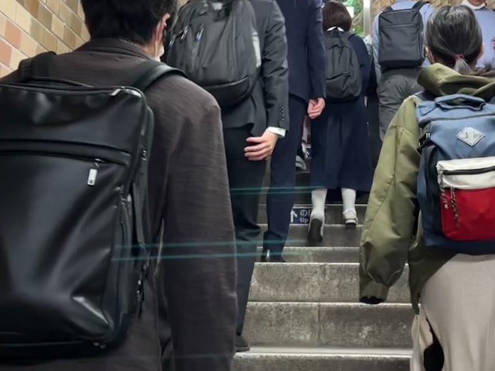 リュックで通勤 女性も ハイブリッドワーク定着で 日本経済新聞 リュックで通勤 女性も ハイブリッドワーク定着で 日本経済新聞