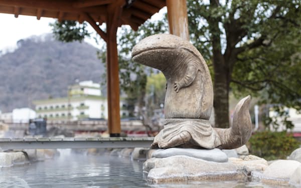 湯原温泉に前回設置された彫刻「はんざきさん湯冷め姿」（松岡徹氏作品）はいまも人気を集める