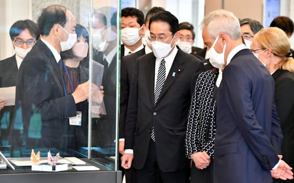 エマニュエル氏と広島を訪れた首相（3月、広島市の広島平和記念資料館）＝代表撮影