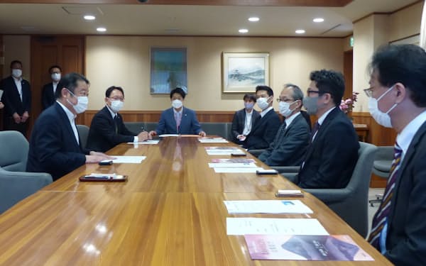 ルネサスエレクトロニクスの庄野栄三郎執行役員（右から2人目）らが長崎幸太郎知事を訪ねた（9日、山梨県庁）