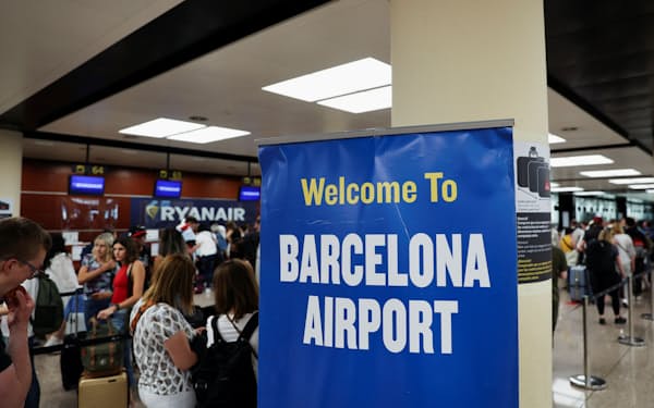 欧州各国の空港は人手不足で手続きや荷物の搬送に時間がかかっている（9日、スペイン・バルセロナ）＝ロイター