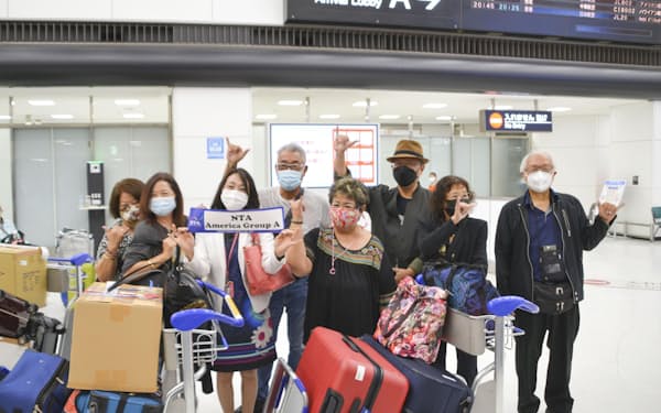 　5月、米国から成田空港に到着した訪日観光ツアー実証事業の参加者ら=共同