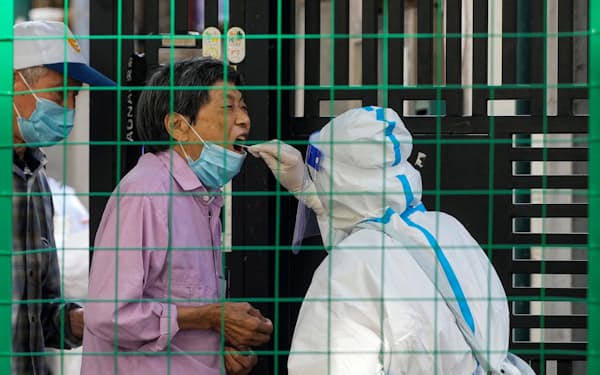新型コロナウイルスの検査を受ける上海市民＝ロイター