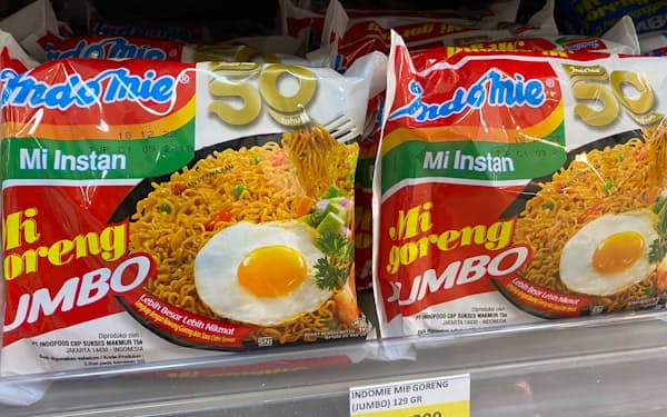 スーパーに並ぶインドネシアの国民食のインドミー（9日、ジャカルタ）