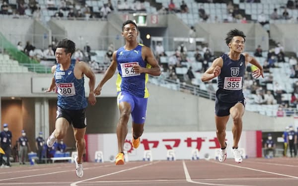 男子100メートル決勝　10秒08で優勝したサニブラウン・ハキーム。左は2位の坂井隆一郎、右は3位の柳田大輝（10日、ヤンマースタジアム長居）＝共同