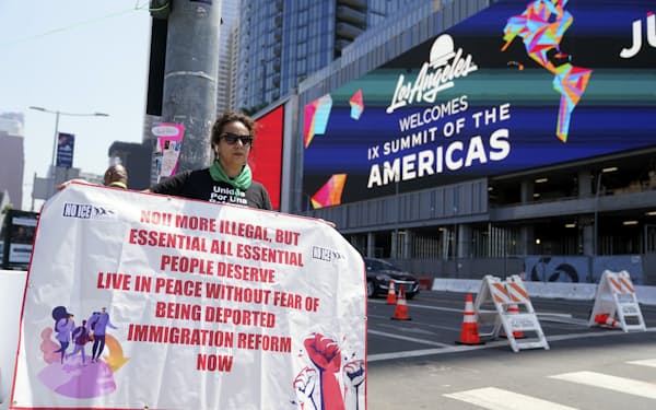 米州首脳会議の会場前では移民問題の対策強化を訴えるデモが起きた（米ロサンゼルス）＝ＡＰ