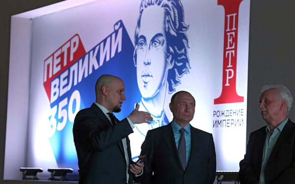 ピョートル大帝に関する展示会を訪れたプーチン氏㊥（9日、モスクワ）＝ロイター