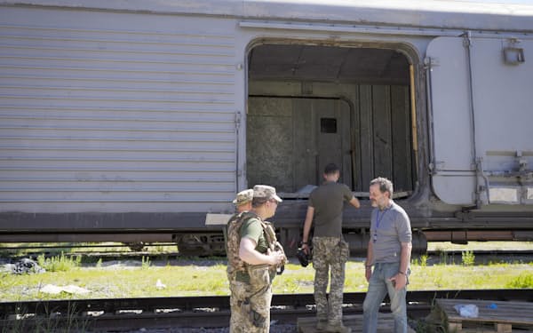 ウクライナ東部ハリコフで公開された、ロシア兵の遺体を保管している貨物列車（10日）＝共同