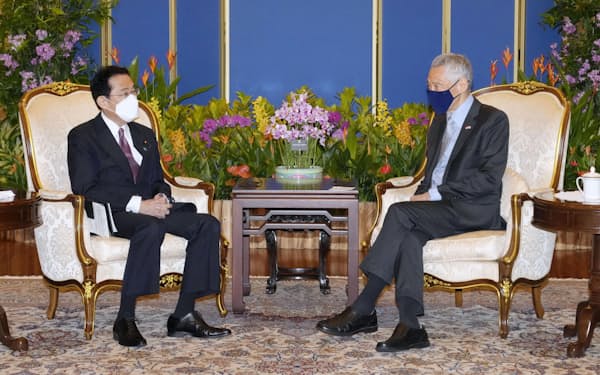 シンガポールでリー・シェンロン首相（右）と会談する岸田首相（11日）＝共同