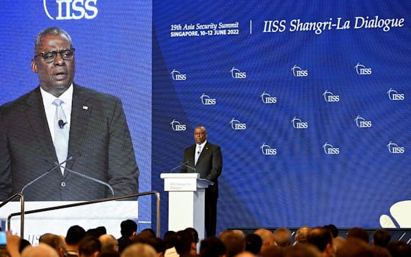アジア安全保障会議で演説するオースティン米国防長官（11日、シンガポール）＝ロイター
