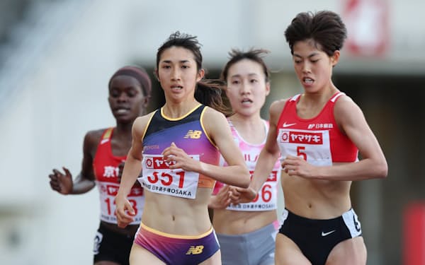 女子5000メートルで優勝した田中（手前左）。同右は２位の広中＝三村幸作撮影