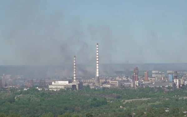 黒煙が上がるセベロドネツクの化学工場（9日の配布映像より）＝ロイター