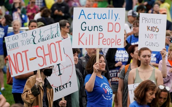 「学校には撃たれるためではなく教育を受けるために通っている」と銃規制を求めるデモ参加者（11日、首都ワシントン）＝ロイター