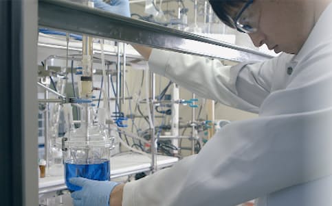アミノ酸由来人工核酸モノマーは日華化学のラボで生産される（福井市の日華化学本社）
