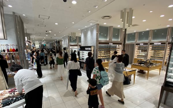 伊勢丹新宿本店では客足が戻り、高額品を中心に売れている(12日、東京都新宿区)