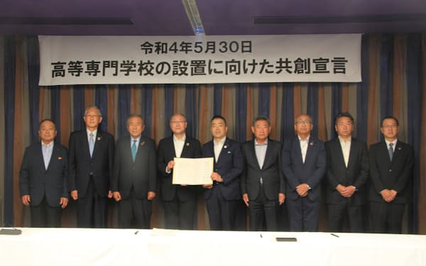 滋賀県や県内７つの経済団体などが高専設置に向けて協力を宣言した（５月３０日、大津市内）