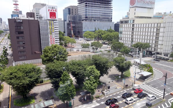 6月で閉鎖される栄広場（手前）。右は名古屋三越栄店（名古屋市中区）