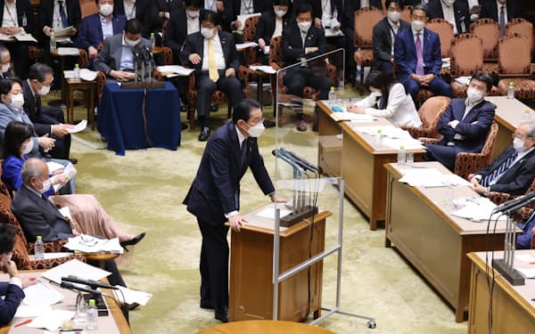参院決算委員会で答弁する岸田首相（13日）