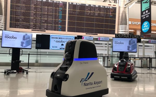 成田空港内で運用を始めたセコムの新型セキュリティーロボット。後ろは導入済みの従来ロボット