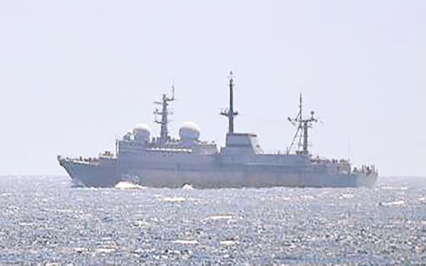 　津軽海峡を通過したロシア海軍の情報収集艦（9日、防衛省統合幕僚監部提供）＝共同