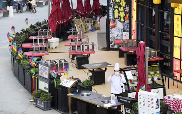 北京市では5月1日から店内飲食が禁じられ飲食店が閑散としていた＝共同