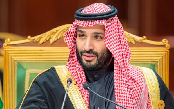 サウジアラビアのムハンマド皇太子は記者殺害の「黒幕」だと米国に名指しされた（2021年12月、リヤド）＝サウジ王室提供・ＡＰ