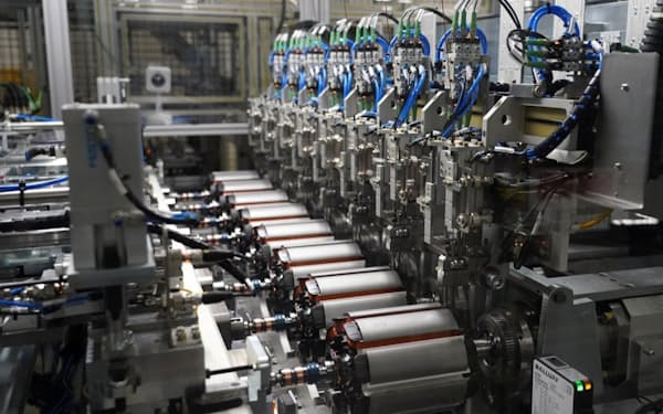 日産の栃木工場で巻線界磁式のローターを生産する様子（写真:日産自動車）
