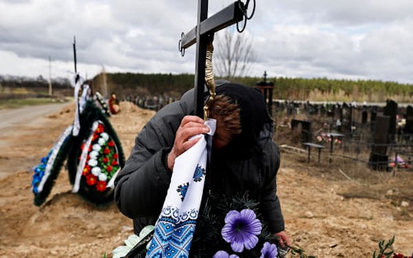 ウクライナでは遺体の身元確認が難航している（キーウ近郊の墓地、４月）＝ロイター