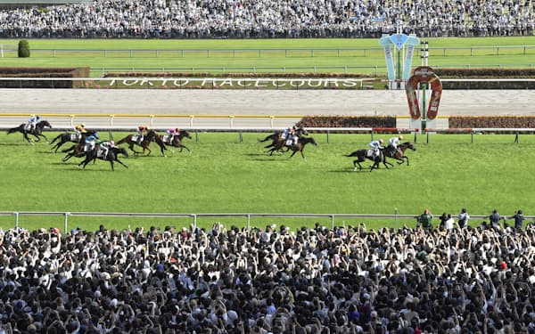 大勢の観客が見守る中で行われた、競馬の第89回日本ダービー＝共同