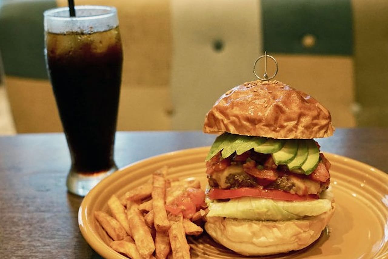 「Cafe &amp; Diner KHB」の一番人気は20種類近くもバリエーションがあるボリューム満点のハンバーガー