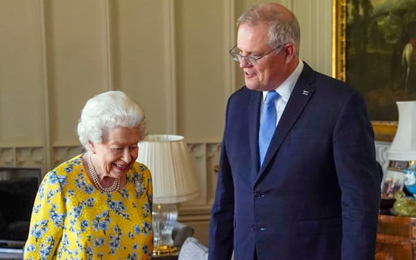 21年、オーストラリアのモリソン首相（当時、右）と会見する英国のエリザベス女王
