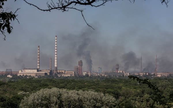 煙が上がるセベロドネツクのアゾト化学工場（10日）＝ロイター