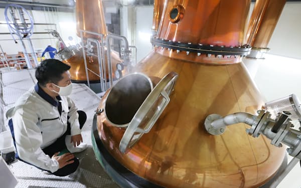新道蒸溜所では2025年ごろの出荷を目指し、ウイスキーの製造作業が進む（福岡県朝倉市）