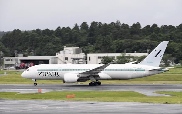 　「Z」のマークが描かれたジップエアの機体（15日午後、成田空港）＝共同