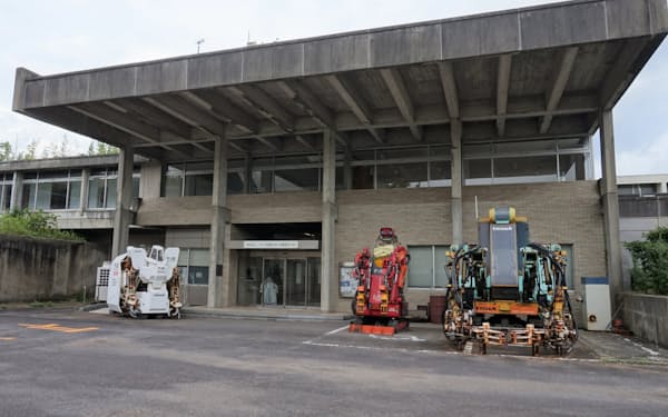 旧町役場の広い敷地を大型ロボットの開発や試運転にも活用している（福岡県宗像市）