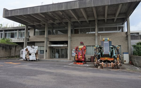 旧町役場の広い敷地を大型ロボットの開発や試運転にも活用している(福岡県宗像市)