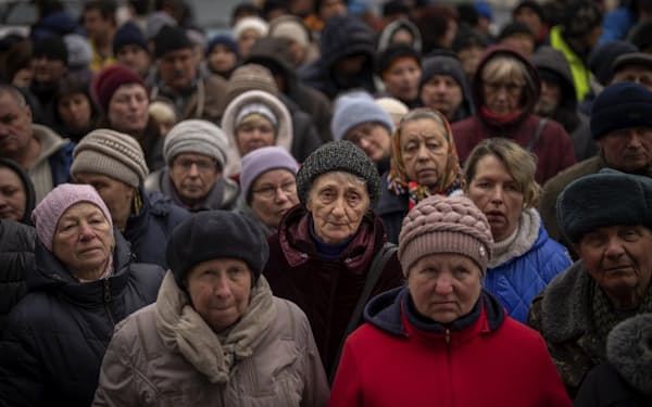 ブチャで食糧の配給を待つウクライナ人（４月）＝ＡＰ