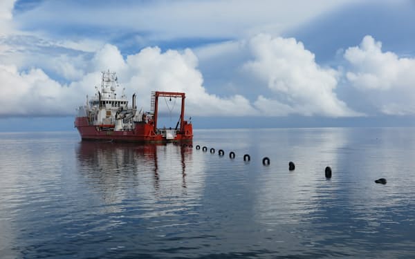 海底ケーブルはネット通信の最重要インフラ（ケーブル敷設船による陸揚げ作業）
