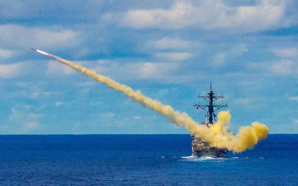 米海軍のミサイル駆逐艦から発射された「ハープーン」（2019年の演習時）=米海軍提供・ロイター
