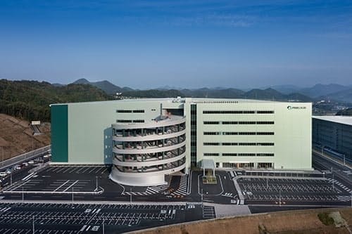 猪名川ディストリビューションセンターの外観。地上6階建てで、約60万点の在庫を保管できる