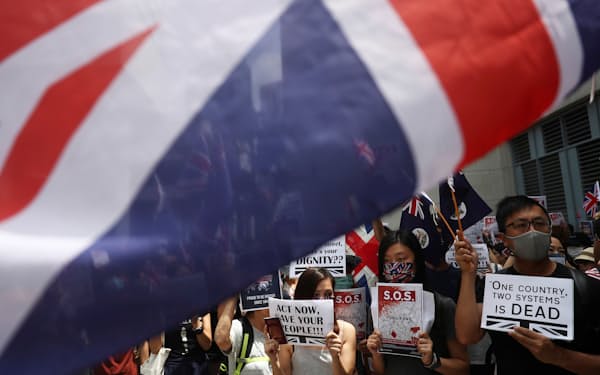 2019年に香港で広がった抗議デモで、英国旗を掲げ民主化を求める市民ら＝ロイター