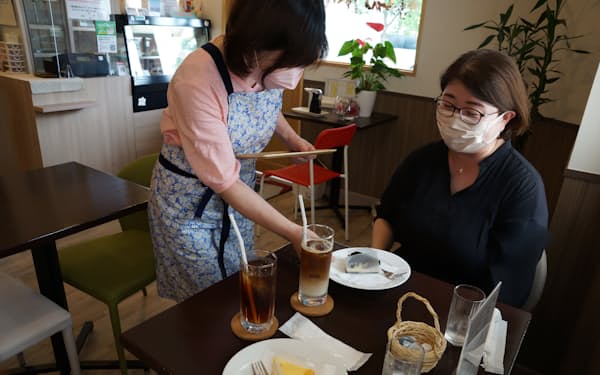 服部二三江さんは会社を退職してカフェを経営している（東京都江戸川区）