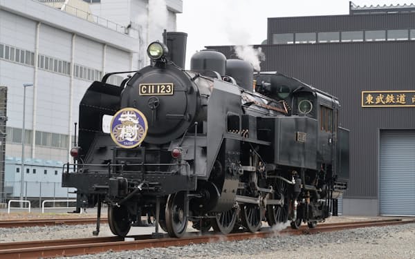 東武鉄道は蒸気機関車「C11形123号機」の営業運転を始める