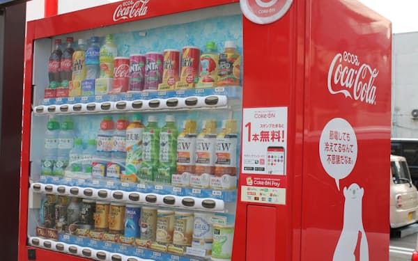 自動販売機で売る清涼飲料も値上げの対象になる（富山市内）
