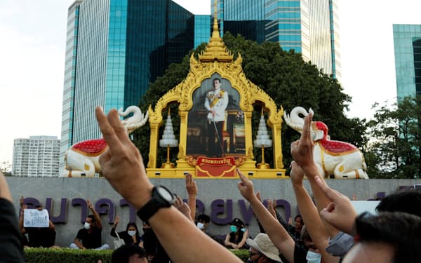 タイでは厳しい不敬罪に対する抗議運動も起きている（2020年5月、バンコク）＝ロイター