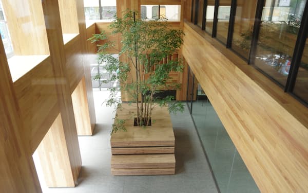 大林組の木造高層ビルは構造材の9割に木材を使っている
