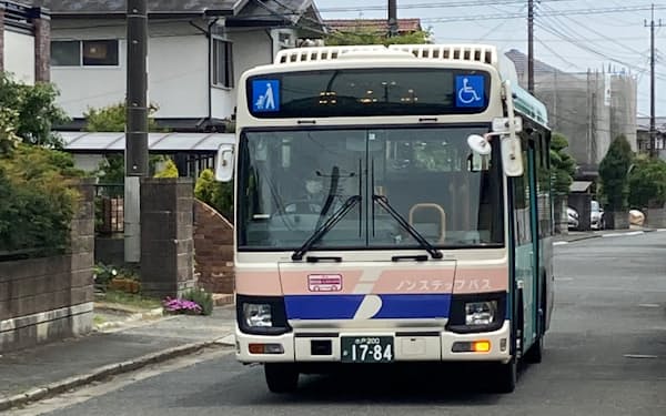 高萩市の住宅街に乗客を迎えにきた、みちのりHDのダイナミックルーティングバス